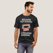 Because Old School Is Freaking Awesome Cassette Ta T-shirt (Voorkant volledig)