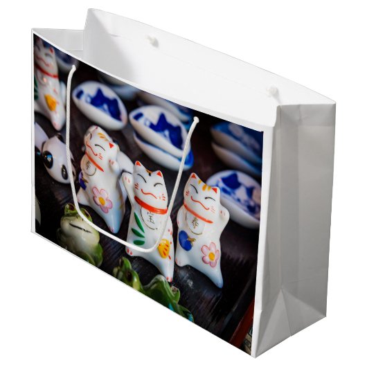 Beckoning cat figines groot cadeauzakje (Voorkant Gekanteld)