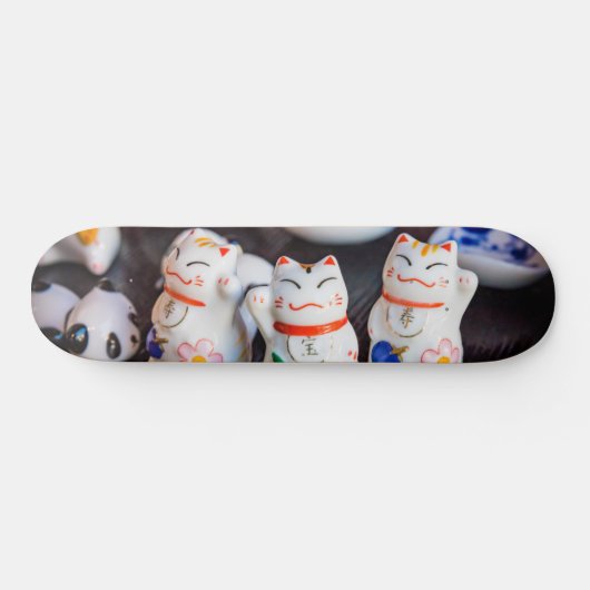 Beckoning cat figines skateboard (Horizontaal)