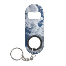 Bedekking van wolken, op donkere aanwijzing mini flessenopener