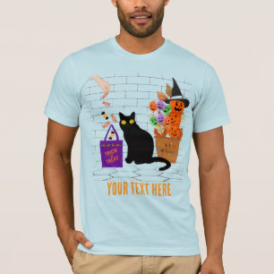 Bedrade kat met een pompoen in Halloween bewerkbaa T-shirt