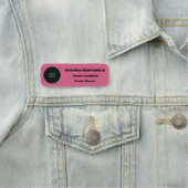 Bedrijf Logo op roze lederen print Naamplaatje (In situ)