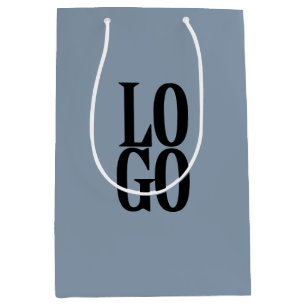 Bedrijfs- of zakelijk logo op stoffig blauw medium cadeauzakje