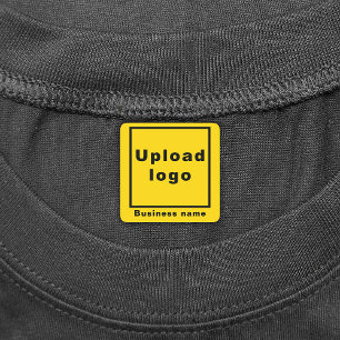 Bedrijfsnaam en Logo op geel vierkant strijken aan Labels