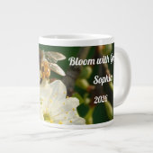 Bee & Blossom Macro | Personalized Name Mug Extra Grote Beker (Voorkant rechts)