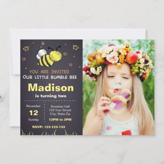 Bee Chalkboard Anniversaire Invitation avec photo (Devant)