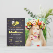Bee Chalkboard Anniversaire Invitation avec photo (Debout devant)