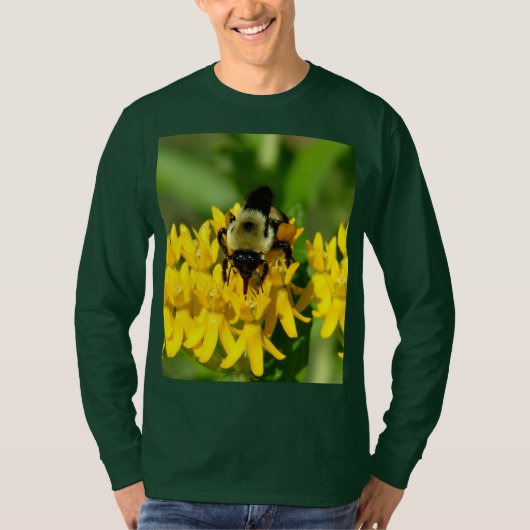 Bee Feasting on Butterfly Weed Wildflowers T-shirt (Voorkant)