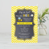 Bee Genre Révéler Baby Shower Invitations (Debout devant)