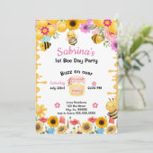 Bee Girls 1st Birthday Invitation (Debout devant)