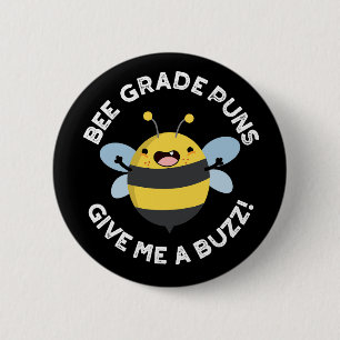 Bee Grade Puns geeft me een Buzz Pun Dark BG Ronde Button 5,7 Cm