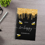 Bee happy black bumble bees parties scintillant mo<br><div class="desc">Décoré avec des bees jolies, souriantes, jaunes et noires. Un arrière - plan noir chic et une parties scintillant faux or goutte, la peinture goutte à goutte. Script en lettres blanches avec swashes et texte : Bee Happy. Personnalisez et ajoutez votre nom et une année. Parfait pour l'école, le travail...</div>