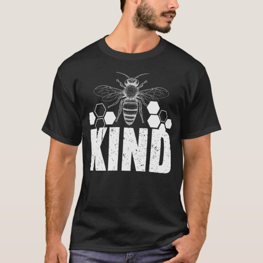 Bee Kind Honeycomb Graphic T-shirt (Voorkant)