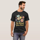 Bee Kind Motivatie Bloemontwerp T-shirt (Voorkant volledig)