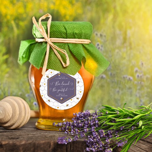 Bee-Loved en Bee-Youtiful Bruiloftsfeest Ronde Sticker