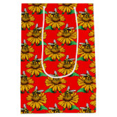 Bee on Sunflower Flower Pattern Design Red  Medium Cadeauzakje (Achterkant)