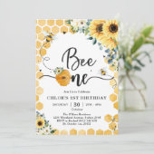 Bee One Honey Bee 1st Birthday Invitation (Debout devant)