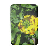 Bee op gele bloemen badmat (Voorkant Verticaal)