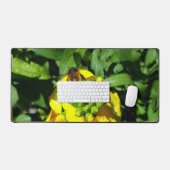 Bee op gele bloemen bureaumat (Keyboard & Muis)