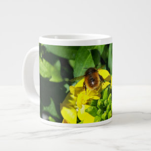 Bee op gele bloemen extra grote beker