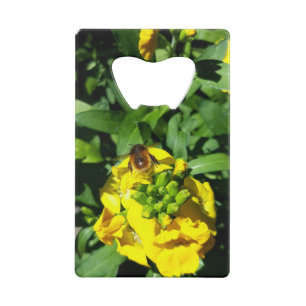 Bee op gele bloemen kredietkaart flessenopener
