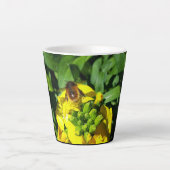 Bee op gele bloemen latte mok (Voorkant)