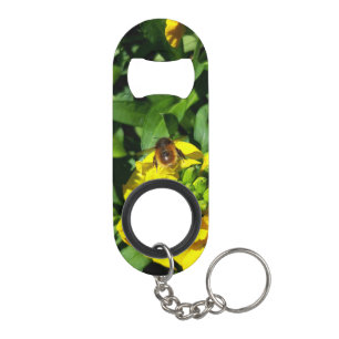 Bee op gele bloemen mini flessenopener