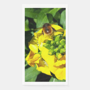 Bee op gele bloemen servet