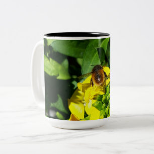Bee op gele bloemen tweekleurige koffiemok