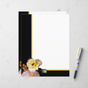 Bee op roze gele rozenbloemen