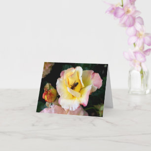 Bee op roze gele rozenbloemen kaart