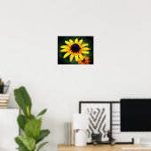 Bee op zwarte, met de oog op Susan Flower Poster (Thuiskantoor)