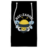 Bee-zarre Funny Bizarre Bee Pun Dark BG Klein Cadeauzakje (Voorkant)