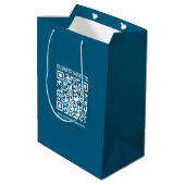 Beeditbare Ocean Blue QR-code Medium Cadeauzakje (Achterkant Gekanteld)