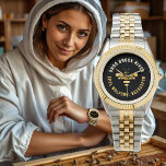 Beekeeper Apiary Watch avec Gold Stylisé Honeybee<br><div class="desc">Vos clients sont assurés de vous aimer davantage lorsque vous portez cette douce petite abeille aux marchés,  conventions et foires scolaires. En fait,  c’est une bonne pratique et très utile pour vos clients s’ils savent qui vous êtes et d’où vous venez. Bonne apiculture !</div>