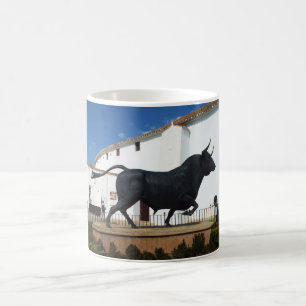 beeld van een stier in Ronda, Spanje Koffiemok