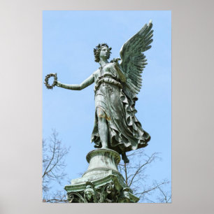 Beeld van engel in Charlottenburg Paleistuinen Poster
