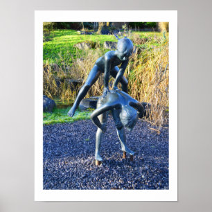 Beeldhouwwerk van spelende kinderen poster