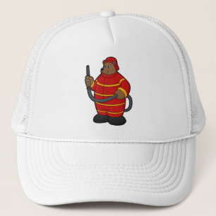 Beer als brandweerman met slang trucker pet