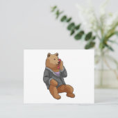 Beer als secretaresse met telefoon briefkaart (Staand voorkant)