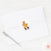 Beer als Skater met gealigneerde schaatsen Ronde Sticker (Envelop)