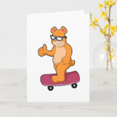 Beer als Skater met Skateboard Kaart (Gele Bloem)