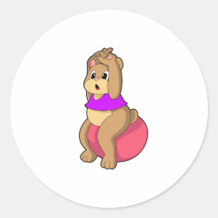 Beer bij fitness met oefenbal.PNG Ronde Sticker