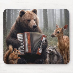 Beer die op een accordeon speelt voor bosvrienden muismat