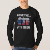 Beer Drinks Well With Others American Flag Distres T-shirt (Voorkant)
