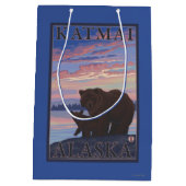 Beer en Cub - Katmai, Alaska Medium Cadeauzakje (Achterkant)