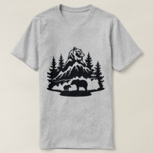 Beer Familie Tussen Pijnbomen En Bergen T-shirt