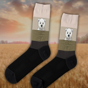 Beer kijkt over wand, beige en donkere kleuren sokken