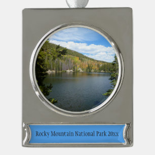 Beer Lake bij het Nationaal Park Rocky Mountain Verzilverd Banner Ornament