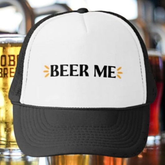 Beer me | Grappige typografie Trucker Hat Trucker Pet